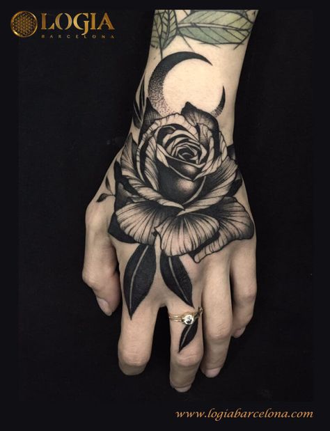 Tatuaje de rosa negra. Tatuaje de rosa en la mano, realizado por el tatuador Uri Torras en Logia Tattoo Barcelona. Gotik Tattoo, Rose Hand Tattoo, Hand And Finger Tattoos, Hand Tattoos For Women, Full Sleeve Tattoos, Hand Tattoos For Guys, Dark Tattoo, Tattoo Sticker, Fake Tattoos