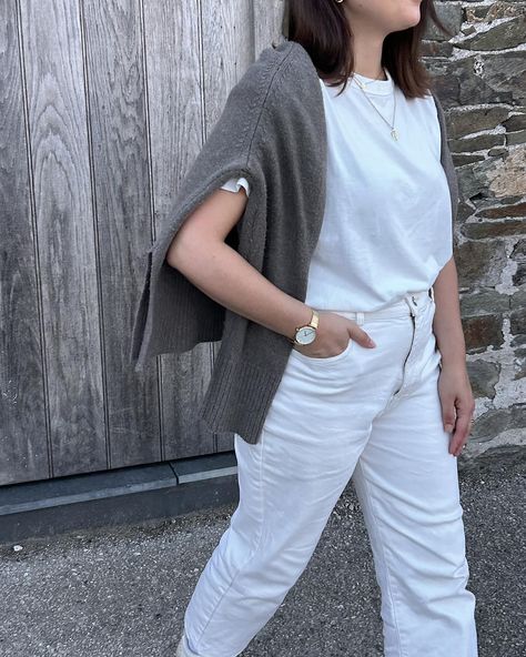 Waiting for that white jeans & t-shirt weather ☁️ #casualoutfit #whitejeansoutfit #springoutfitideas #ootd #outfitinspo white t shirt, all white outfit, spring outfit, summer outfit, brown cardigan, put together outfit, casual look, jeans and t shirt outfit, Pinterest aesthetic Jeans And T Shirt Outfit, Outfit Brown, T Shirt Outfit, White Jeans Outfit, All White Outfit, Jeans T Shirt, Brown Cardigan, Pinterest Aesthetic, White Outfit