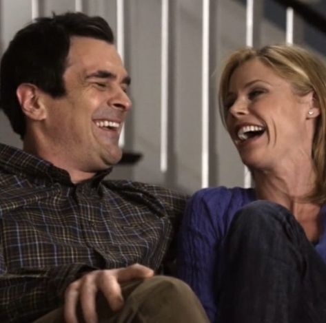 clairedunphy juliebowen modernfamily phildunphy tyburrell sitcom philclaire claireandphil philandclaire ship couplegoals sunshinesunshineprotector Phil And Claire, Phil Dunphy, Tv Show Couples, Julie Bowen, Adoptive Family, I Love Cinema, Family Doctors, Tv Couples, Movie Couples