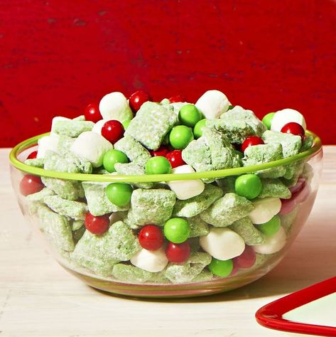 Grinch Puppy Chow, Chocolate Puppy Chow, Edible Reindeer, Best Christmas Treats, Christmas Treat Ideas, Easy Holiday Snacks, Crunchy Stuff, Peppermint Shake, Puppy Chow Christmas