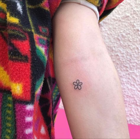 Simple Flower Tattoo, Stick Poke Tattoo, Stick N Poke Tattoo, Cute Tiny Tattoos, Poke Tattoo, Discreet Tattoos, Dainty Tattoos, Simple Flower, Elegant Tattoos