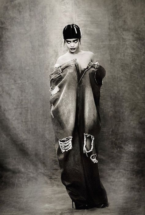 Rihanna Photoshoot, Looks Rihanna, Rihanna Photos, Paolo Roversi, Illustrator Design, Photography Editorial, Vintage Black Glamour, Pose References, Bad Gal