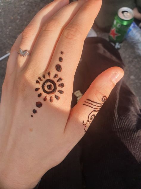 Henna Tattoo Designs Hand Palm, Small Simple Mehndi Designs, Cool Henna Tattoos Hands, Henna Tattoo Designs Finger, Hannah Tattoo Design Hands, Cute Henna Ideas Simple, Henna Designs Fingers Simple, Little Henna Tattoos, Fun Henna Designs