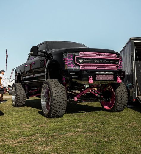 Nice Lifted Trucks, Pink And Black Truck, Truck Customization Ideas, Truck Wraps Ideas, Dream Trucks Ford, Black Lifted Trucks, Cute Trucks, Big Lifted Trucks, Girly Trucks