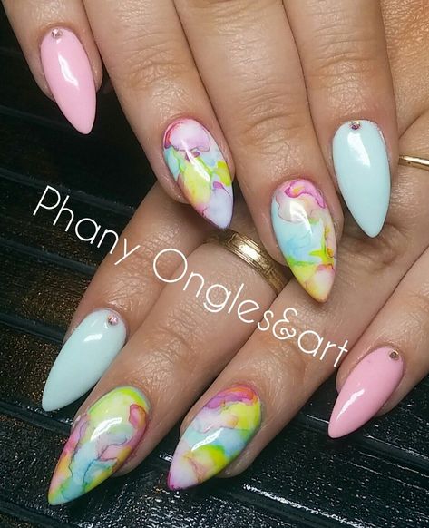 Two Accent Nails, Sharpie Nails, Gold Accent Nail, Accent Nail Designs, Ring Finger Nails, Glitter Accent Nails, Unghie Nail Art, Water Nails, Marble Nail Designs