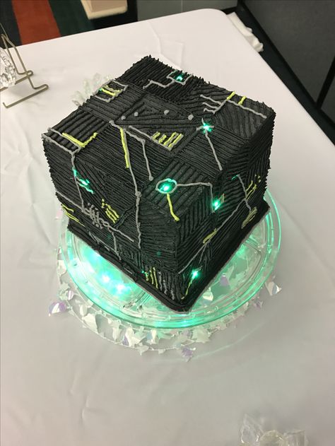 Star Trek Borg Cube groom's cake with lights Star Trek Themed Wedding, Star Trek Cakes, Star Trek Wedding Ideas, Star Trek Birthday Cake, Star Trek Cake, Star Trek Birthday, Star Trek Borg, Star Trek Party, Star Trek Wedding