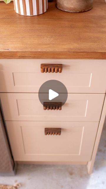 Geneva Vanderzeil on Instagram: "Making fluted handles for our kitchen renovation! After I shared a reel recently of this studio kitchen renovation, a lot of you wanted to know how I made these delicious looking cabinet handles. So I thought I would reshare this tutorial. This was a video I shared at the time of the renovation back in 2023, but because so many of you wanted to know about these I thought I would share this again. I’m also working on a full recap of the whole kitchen because lots of you want to see it! But on to the handles, I was originally was going to use wavy wine rack I’ve used in the past, but the proportions were off so I decided to make my own. All you need to do this is a plunge router (I used my Bosch one) and a piece of timber. Routers have lots of different bits, Fluted Cabinet, Router Guide, Plunge Router, Studio Kitchen, Diy Kitchen Cabinets, Kitchen Reno, Router Bits, I Work Out, Cabinet Handles