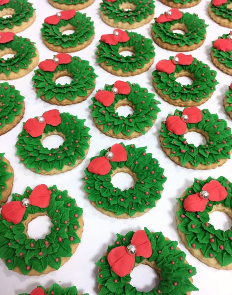 Royal icing Christmas wreath cookies Wreath Sugar Cookies, Cornflake Wreaths, Royal Icing Christmas Cookies, Christmas Wreath Cookies, Cookies Royal Icing, Decorated Cupcakes, Lil Luna, Wreath Cookies, Crazy Cookies