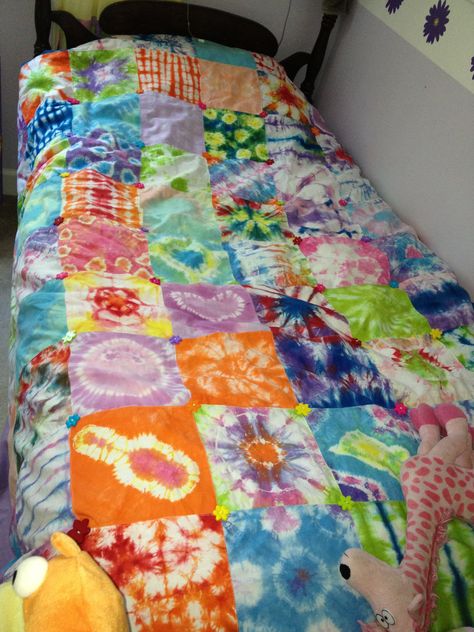 We love this tie dye patchwork duvet cover by Shelly Morris Tie Dye Duvet Cover, Quilt Diy, Diy Tie Dye, Tie Dye Bedding, Beach Quilt, Diy Tie, Spiral Tie Dye, Sleep Sanctuary, How To Tie Dye