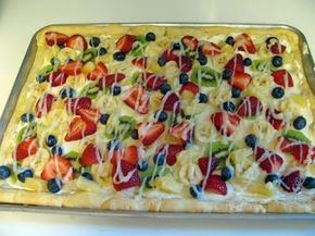 Fruit Pizza! I would easily eat all of that Pillsbury Fruit Pizza, Pizza Sugar Cookie, Pizza Vegetariana, Sugar Cookie Crust, Fruit Pizza Recipe, Summertime Recipes, Christmas Friends, Birthday Desserts, Fruit Pizza