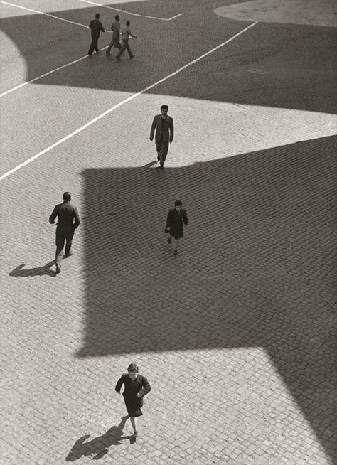 Herbert List, Trastevere Rome, Martin Parr, Living In Italy, People Walking, Photographer Portfolio, Silver Print, Modern Photography, Magnum Photos