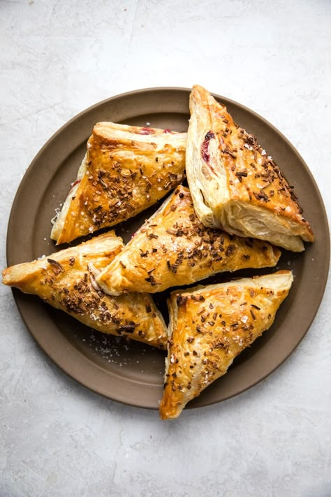 Leftover turkey hand pies are an easy peasy way to repurpose all those leftovers—and we do mean all of them!—into something fresh, exciting, buttery and (best of all) cheesy! Christmas Leftover Pie, Turkey Hand Pies, Boyfriend Recipes, Garlic Herb Turkey, Easy Hand Pies, Easy Leftover Turkey Recipes, Food Calendar, Bread Head, Herb Turkey