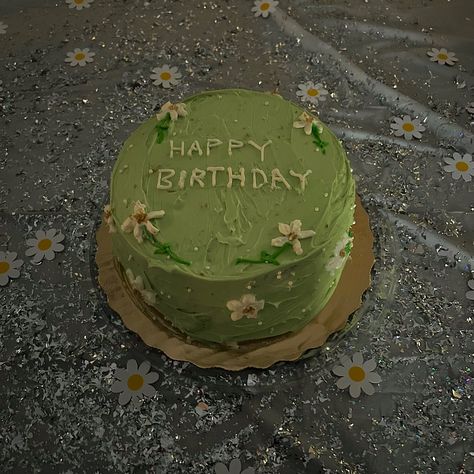 Cottagecore Birthday Cake Ideas, 18th Birthday Party Green Theme, Cottage Core Birthday Cake, Birthday Cake Aesthetic Green, Simple Fairy Cake, Cottagecore Birthday Cake, Cottagecore Birthday Party, Cottagecore Cake, Cottagecore Birthday