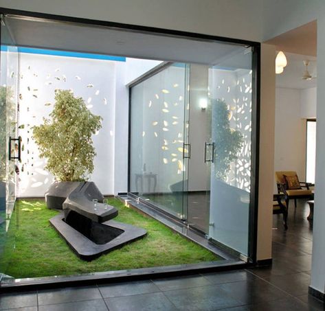 10 Can't-Look-Away Indoor Gardens Design Per Patio, Indoor Courtyard, Atrium Design, Kolam Koi, India House, Interior Design Per La Casa, Minimalist Garden, Courtyard Design, Urban Interiors