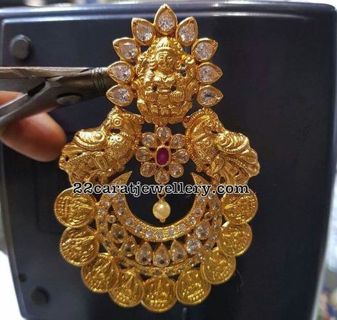 Temple Jewellery Earrings, Gold Jhumka Earrings, Gold Jewelry Outfits, New Gold Jewellery Designs, Gold Earrings Models, Gold Earrings Wedding, Gold Jewelry Simple Necklace, Beautiful Gold Necklaces, Gold Necklace Indian Bridal Jewelry