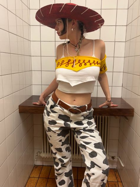 Jessie From Toy Story, Halloween Diy Costume, Jesse Toy Story, Costume Cowgirl, Diy Halloween Costume Ideas, Jessie Toy Story, Diy Halloween Costumes For Women, Diy Halloween Costume, Artsy Style