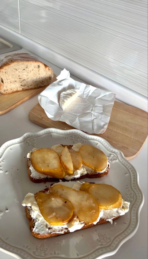 Breakfast Bruschetta, Caramelized Pear, Aesthetic Breakfast, Tasty Dishes, Camembert Cheese, Caramel, Pear, Cheese