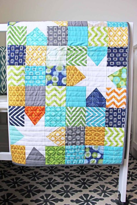 Colchas Quilting, Charm Square Quilt, Charm Pack Quilt, Charm Pack Quilts, Quilt Modernen, Quick Quilt, Charm Quilt, Quilting Inspiration, Nine Patch