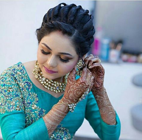 Front Juda Hairstyle, Long Hair Bridal Styles, Curls Long Hair, Long Hair Bridal, Long Bridal Hair, Feminine Hairstyles, Hair Style Vedio, Beauty Hair Color, Traditional Hairstyle