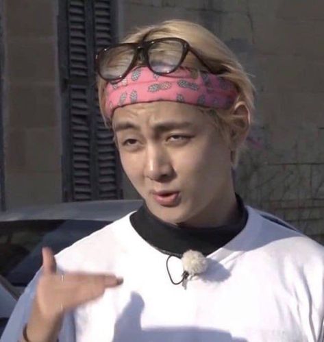 Taehyung Flirty Face, Bts V Funny Pic, V Funny Face, Taehyung Meme, V Funny, Girl Bestie, Funny Face Photo, Bts Pic, Funny Dance