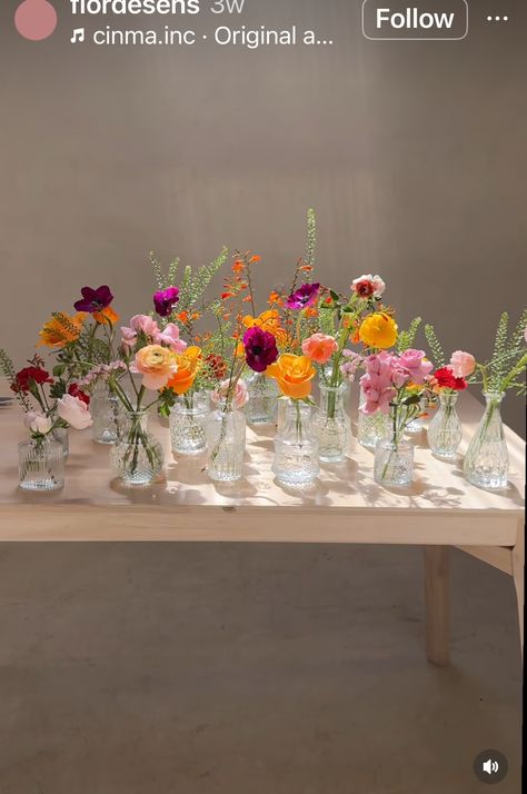 Simple Colorful Flower Centerpieces, Assorted Bud Vases Wedding, Wedding Table Decorations Without Flowers, Small Bud Vases Wedding Table, Unlit Candles Wedding, Simple Floral Table Decorations, Diy Cheap Centerpieces Wedding, Dainty Wedding Florals, Table Setting Garden Party