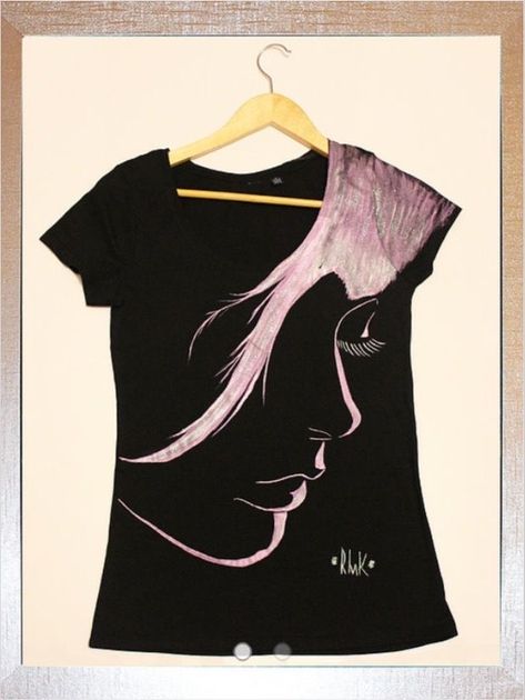 T Shirt Fabric Painting, Pintar Camisetas Ideas, Black T Shirt Painting Ideas, Fabric Painting On Clothes T Shirts, Fabric Painting On Clothes Ideas, Painting On Clothes T Shirts, Hand Painted T Shirts, Fabric Paint Shirt, Fabric Paint Diy