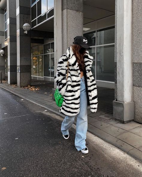 Kim Duong |Germany-Stuttgart 🪐 on Instagram: “2020😷” Zebra Coat, Fur Jacket Outfit, Minimal Street Style, Outfit For Travel, Jacket Outfit, Coat Outfits, Cool Jackets, Vogue Paris, Western Outfits