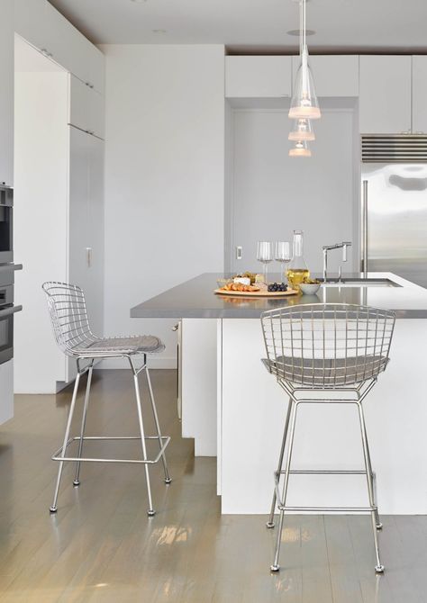 Harry Bertoia Chair, Kitchen Barstools, Wire Bar Stools, Bertoia Chair, Saarinen Dining Table, Knoll Furniture, Gray Counter, Living Room Classic, White Stool