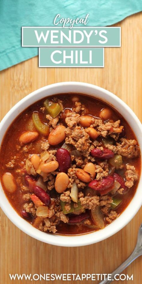 Craving Wendy's chili but stuck at home? We've got you covered! Whip up this delish copycat recipe & make your taste buds dance. Wendy's Chili Recipe, Wendy's Chili, Wendys Chili Recipe, Crock Pot Baked Potatoes, Best Chili Recipe, Easy Chili, Cooking Soup, Chili Recipe Easy, Bbq Beef