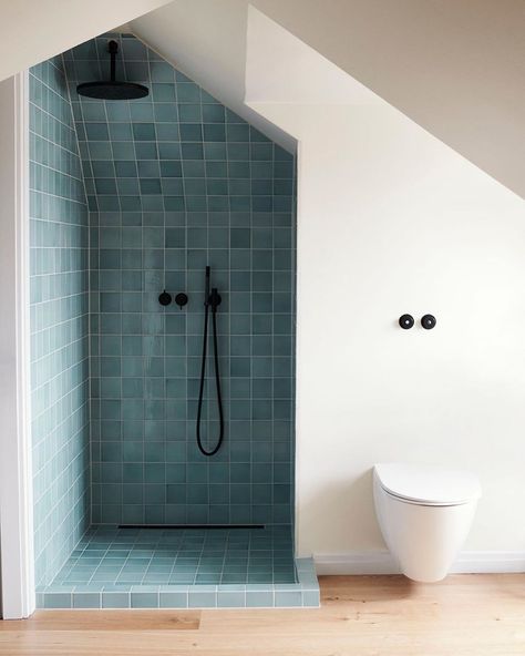 File Under Pop (@fileunderpop) • Instagram-billeder og -videoer Sloped Ceiling Bathroom, Attic Shower, Small Attic Bathroom, Instagram Bathroom, Loft Bathroom, House Bathrooms, Attic Bathroom, Tiny Apartments, Small Bathroom Makeover