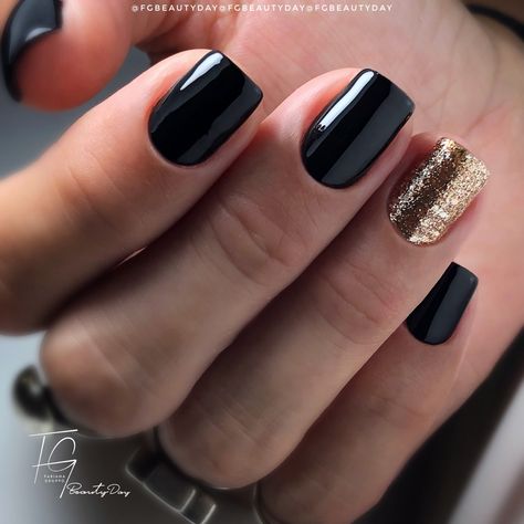 Black And Gold Nails Short, Black Gel Nails Short, Black And Gold Nails Ideas, Black Nails Short, Black Gel Nails, Nails Beautiful, Gold Nail Designs, Short Square Nails, Short Square Acrylic Nails