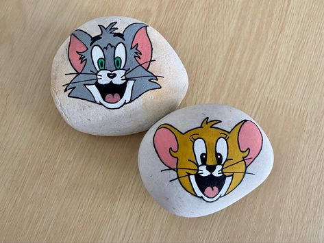 Rock Crafts Diy, Painted Rock Ideas, Tom Und Jerry, Drawing Rocks, Painted Toms, Painted Rock Animals, Indian Art Gallery, Painted Rocks Kids, Painted Rocks Craft