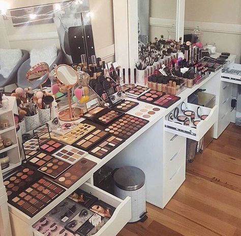 . Makeup Setups, Makeup Trailer, Koleksi Makeup, Rangement Makeup, Penyimpanan Makeup, Clear Makeup Organizer, Makeup Collection Goals, Makeup Vanities, Alat Makeup