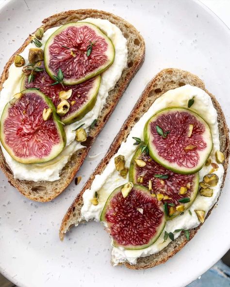 Nutritional Benefits of Sourdough Bread + 6 Healthy Toast Topping Ideas - Nourish & Tempt Sourdough Topping Ideas, Sourdough Toast Breakfast, Sourdough Toast Ideas, Toast Ideas Breakfast, Benefits Of Sourdough Bread, Benefits Of Sourdough, Healthy Toast Toppings, Bread Toppings, Sourdough Toast