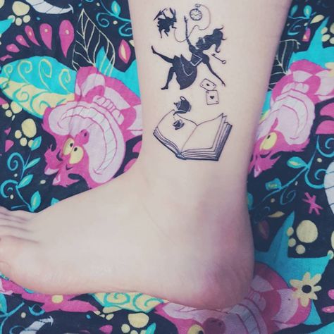 42 Adorable Alice in Wonderland Tattoos Alice In Wonderland Tattoos, Literary Tattoo, Alice And Wonderland Tattoos, Small Foot Tattoos, Bookish Tattoos, Literary Tattoos, Wonderland Tattoo, Inspiration Tattoos, Harry Potter Tattoos