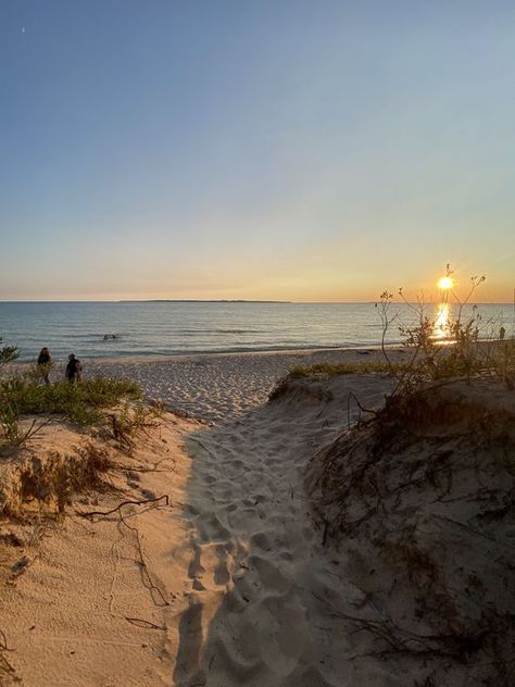 The Summer I Turned Pretty, The Sand, The Ocean, The Sun, The Beach, Walking, Sun