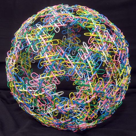 Total Eclipse (2012) by Zachary Abel. A hollow sphere of 720 interwoven paperclips in the shape of a (snub) soccer ball. Paper Sphere Diy, Paper Clip Sculpture, 3d Sphere, Sphere Objects, Ceramic Sphere Sculpture, Sphere Art Installation, Recycled Fabric Art, Art Studio Storage, Contemporary Baskets