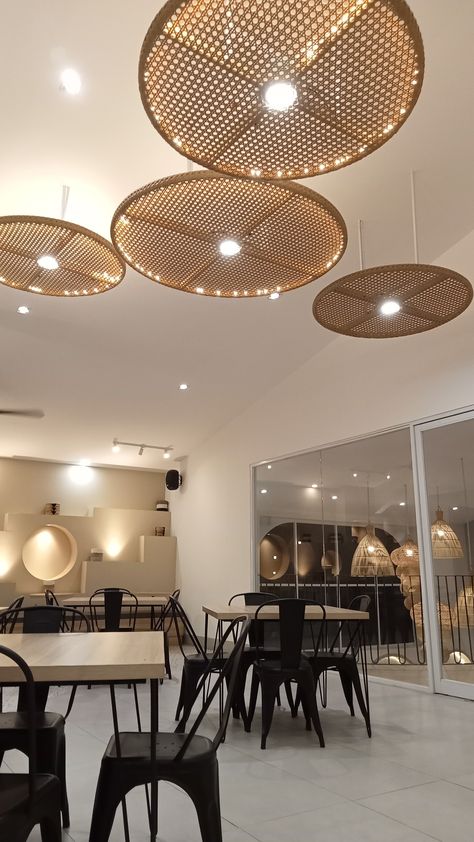 Bamboo Restaurant, Resturant Design, Roof Decoration, Modern Restaurant Design, Indian Home Design, Bamboo Light, Showroom Interior Design, Restaurant Lighting, Modern Restaurant