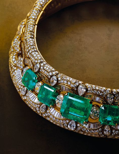 BVLGARI. Choker necklace from the Heritage Collection in yellow gold set with diamonds and emeralds, 1988 #Bvlgari #Emerald Bridal 2024, Bulgari Jewelry, Precious Jewels, Quartz Jewelry, Royal Jewels, Colorful Jewelry, Emerald Jewelry, Gems Jewelry, Gorgeous Jewelry