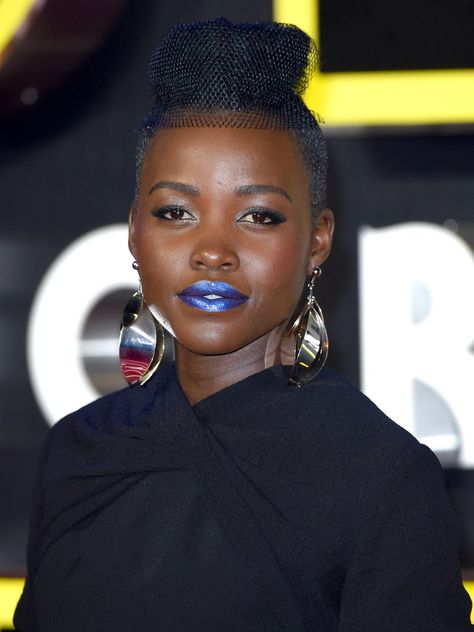 Blue Lipstick Makeup, Celebrity Makeup Tutorials, Blue Lipstick, Metallic Lips, Bold Lipstick, Blue Lips, Lupita Nyong'o, Trendy Makeup, Bold Lips