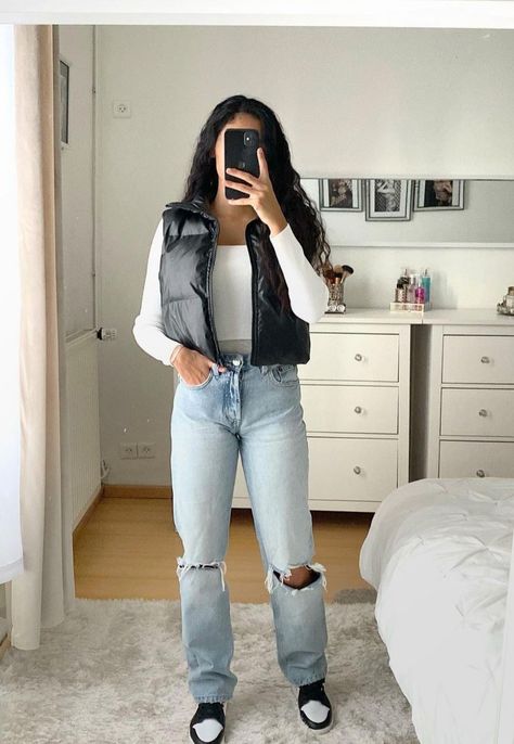 Ripped Jeans Outfit Winter, Dunk Outfits, Chic Fall Outfit, Cropped Puffer Vest, Leather Blazers, Dunks Outfit, Crop Outerwear, Jeans West, Jeans Outfit Winter