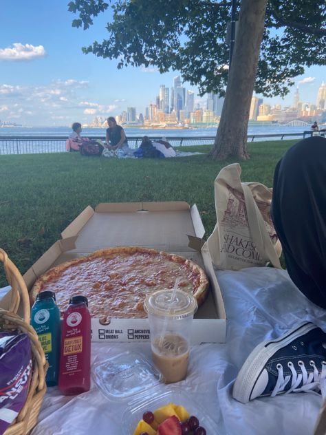 Nyc Summer Aesthetic, Summer Activities Aesthetic, Pizza New York, Activities Aesthetic, Summer Pizza, Pizza Date, Summer In Nyc, Park Picnic, Date Idea