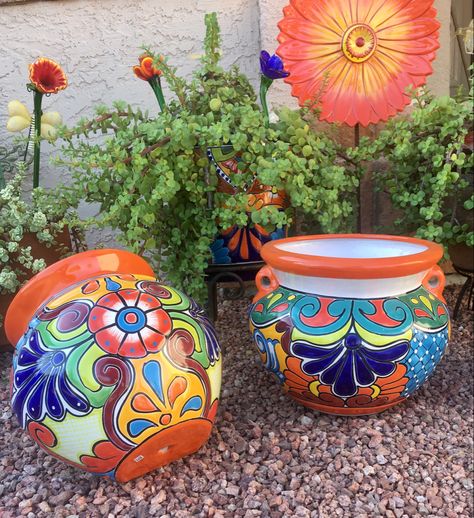 Mexican Pottery Garden, Talavera Backyard, Talavera Pottery Garden, Mexican Pottery Decor, Mexican Flower Pots, Talavera Pattern, Talavera Design, Mexican Talavera Pottery, Painted Pots Diy