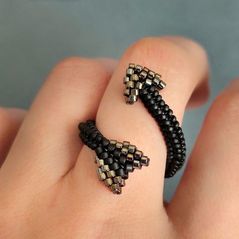 Handmade Jewelry Ideas by Pandahall US&UK 💡 ✂️💍 | Open Arrow Ring😍 | Facebook Wire Beaded Rings, Miyuki Ring Tutorials, Beaded Jewelry Patterns Tutorials, Beaded Rings Tutorials, Beading Rings, Miyuki Ring, Seed Bead Bracelets Tutorials, Seed Bead Jewelry Patterns, Bead Rings