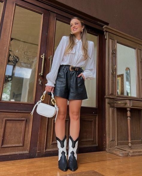 Traje Cowgirl, Leather Pants Style, Western Boots Outfit, Outfit Botas, Cowgirl Style Outfits, White Cowboy Boots, Looks Country, Rodeo Outfits, Glam Outfit