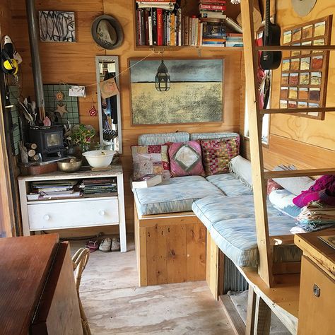 Upcycled Tiny House Ideas, Tiny Home Art Studio, Tiny House Vintage, Caravan House, Tiny Home Designs, Small Home Renovation, Tiny Home Ideas, Small House Designs, Rustic Tiny House