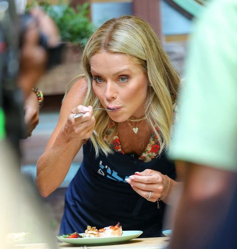 Kelly Ripa's nutritionist breaks down what 'Live' co-host eats Kelly Ripa Diet, Kelly Ripa Style, Kelly Ripa Workout, Kelly Ripa Hair, Avocado Chocolate Mousse, Chocolate Chia Pudding, Raw Nuts, Avocado Chocolate, Grilled Tofu