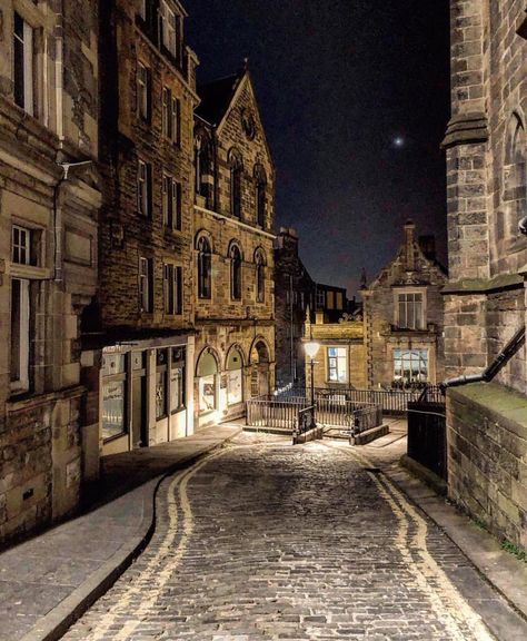 Wallpaper Outdoors, Outdoors Wallpaper, Grey November, Outdoor Wallpaper, Scotland Aesthetic, Old Town Edinburgh, Outfit Outdoor, Old Stone Houses, Sketching Ideas