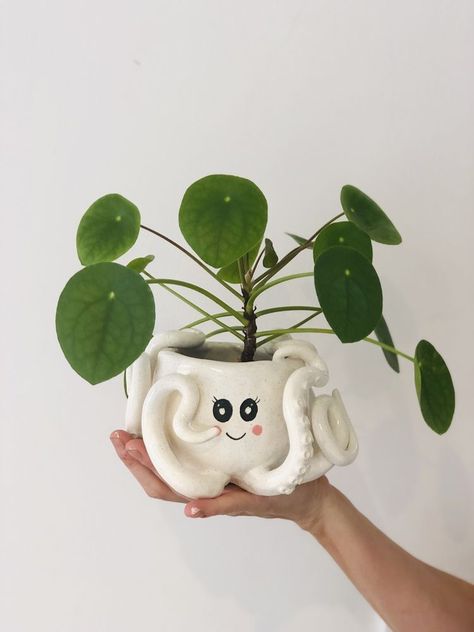 Cute Clay Planters, Octopus Plant Pot, Clay Planters Diy, Diy Ceramic Planters, Diy Clay Plant Pots, Clay Plant Pots Handmade, Octopus Planter, Ceramic Octopus, Clay Plant Pots