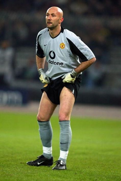 Fabien Barthez, Manchester United Fabien Barthez, Manchester United Team, Manchester United Players, Sir Alex Ferguson, Football History, Manchester United Football Club, Best Football Team, Premier League Champions, Football Icon